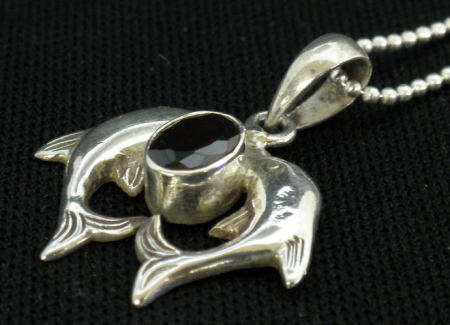 アジアン雑貨 天然石シルバーアクセサリー IR-3 イルカネックレス(ガーネット)