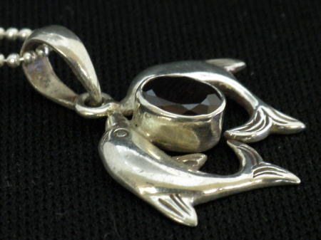 アジアン雑貨 天然石シルバーアクセサリー IR-3 イルカネックレス(ガーネット)